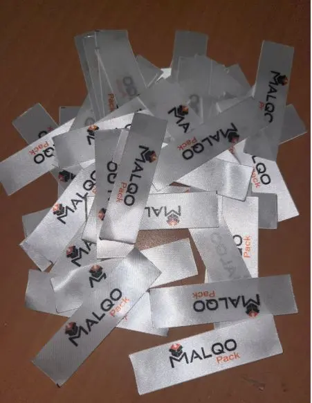 Les étiquettes de vêtements imprimées