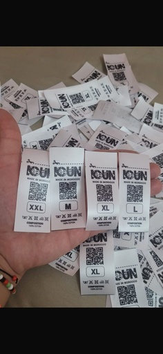 Les étiquettes de vêtements imprimées