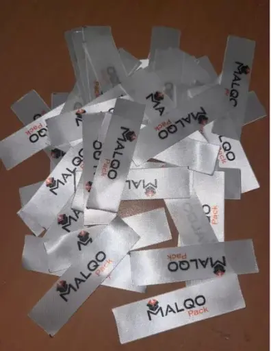 Les étiquettes de vêtements imprimées